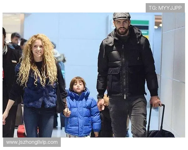 勒布朗与足球明星粉丝的跨界友谊与共同热爱探讨 勒布朗与足球明星粉丝的跨界友谊与共同热爱探讨