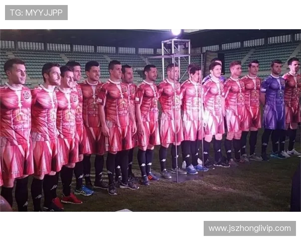 足球明星赛后更衣室球衣照片展示与背后故事揭秘