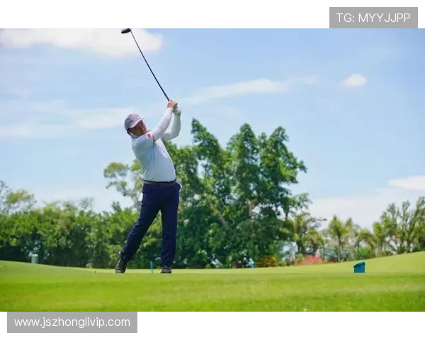 足球明星挥杆高尔夫场上展现风采与激情的完美结合